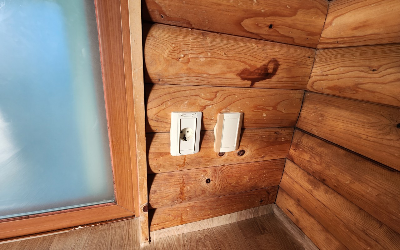 캠핑장 통나무집 전기콘센트