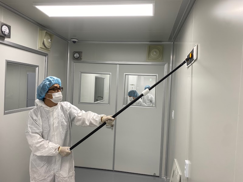 클린룸에서 청소는 단순한 환경 미화 작업이 아니라 클린룸 오염제어 시스템의 핵심 구성 요소 작업이다.