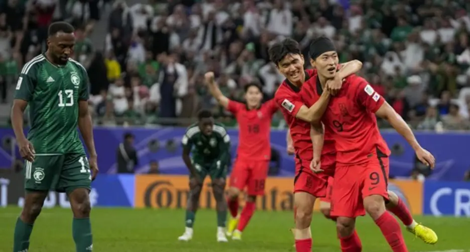 호주전- 붉은유니폼 조규성과 김민재가 서로 껴안고 있고 뒤에서 이강인 만세를 하며 뛰어오는 모습
