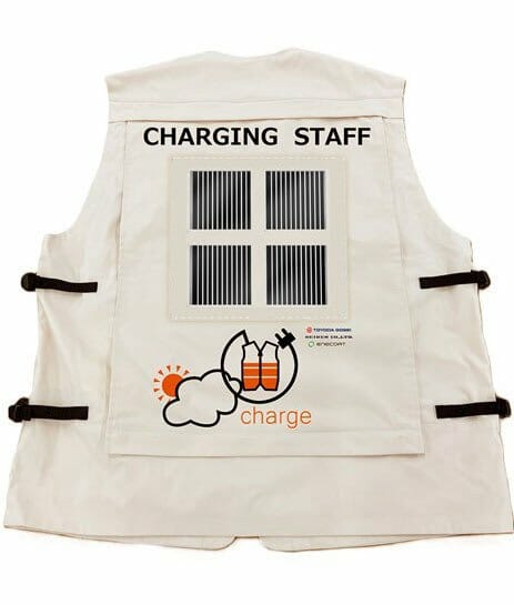 현재 2025 오사카 엑스포에서 테스트 중인 초박형 태양 전지 패널 기반 스마트 조끼. 태양광으로 목 부근의 선풍기의 전력을 공급한다.