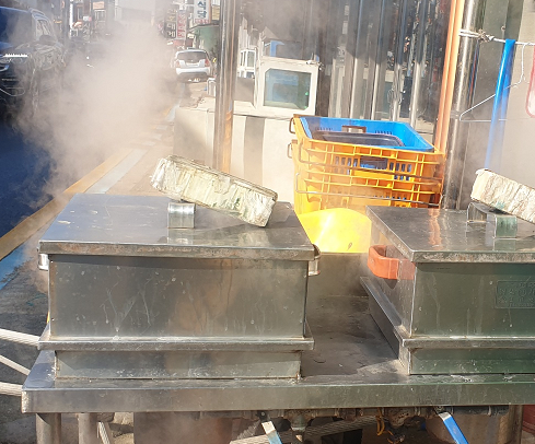 찌고 있는 홍게