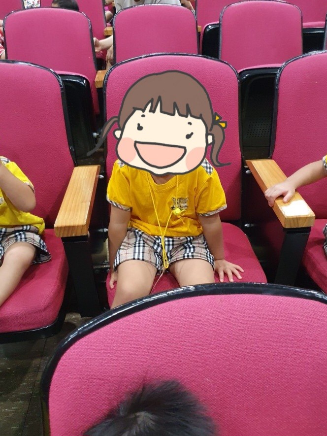 인형극을 보는 아이