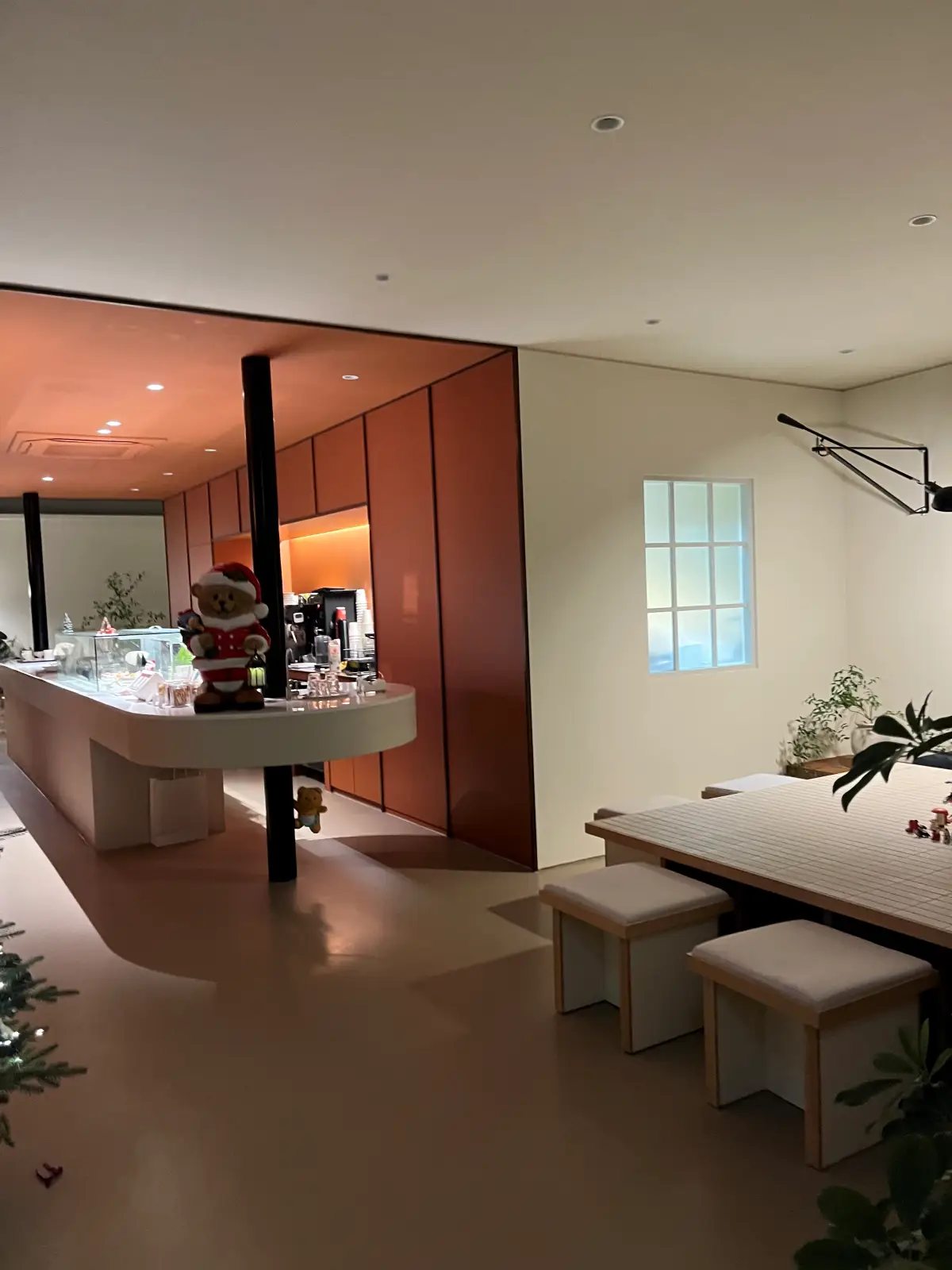 콘피 내부 큰 테이블