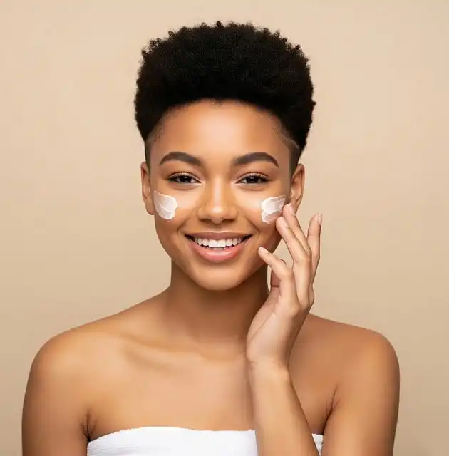 겨울철 두꺼운 니트 대신 부드러운 순면이나 실크 옷을 입은 모습. (피부에 자극 적은 옷차림)