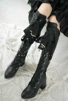 신상-끈을-묶게되있어-더-가늘어-보이는-검정-롱부츠를-신는-모습