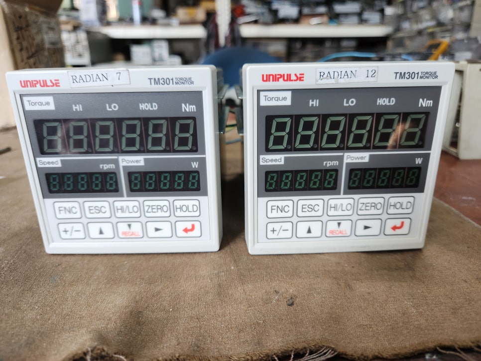 UNPULSE 산업용모니터 TM301 전원회로
레귤레이터 및 주변 콘덴서 교체
신호 증폭부
OP-AMP 및 주변 저항·콘덴서 재구성
기판 리워크
납땜 재정비 및 탄화된 구간 클리닝
출력단 점검
출력 신호 정상화 테스트
종합 테스트
실제 센서 신호 입력 모의시험 진행
수리 결과
전면 표시 정상 복구
토크값 정확하게 측정됨
신호 출력 안정화 확인
연속 런닝 테스트 1시간 이상 문제 없음
➡ 설비에 즉시 재장착 가능 상태로 수리 완료 수리 과정 by 메트영남