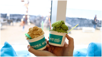 &ldquo;한여름 바람 속, 쌉쌀한 녹빛 눈꽃이 사르르&nbsp;&mdash;제주 말차 소프트아이스크림으로 작은 피서를.&rdquo;