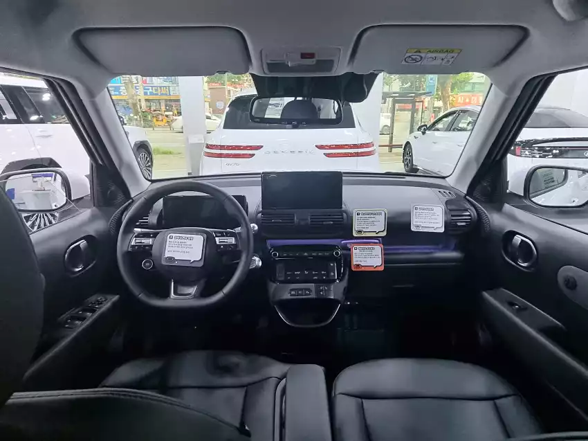 일부 옵션이 빠진 캐스퍼 일렉트릭의 실내입니다.