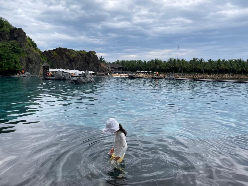 나트랑 아미아나 리조트 - 해수풀 아이 노는 모습