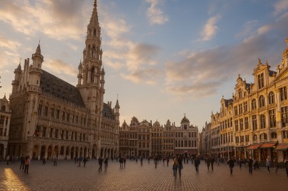 브뤼셀 그랑플라스 광장에서 늦은 오후 햇살을 받으며 산책하는 사람들과 고딕 양식 시청사, 바로크 양식의 건물들이 조화를 이루는 장면