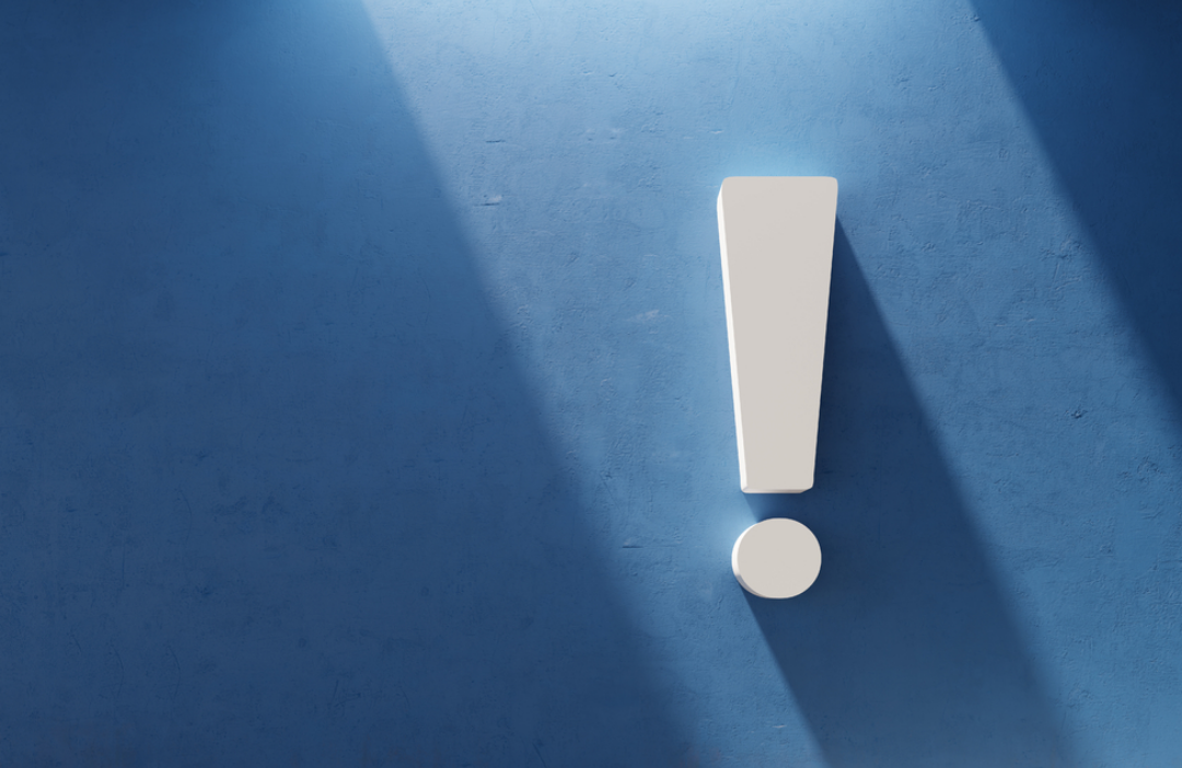 파란 배경에 하얀색 느낌표 하나가 있다.