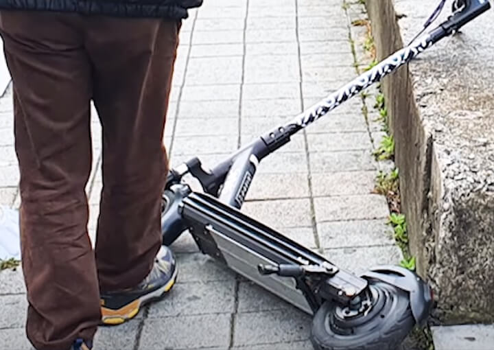 널부러진-전동킥보드