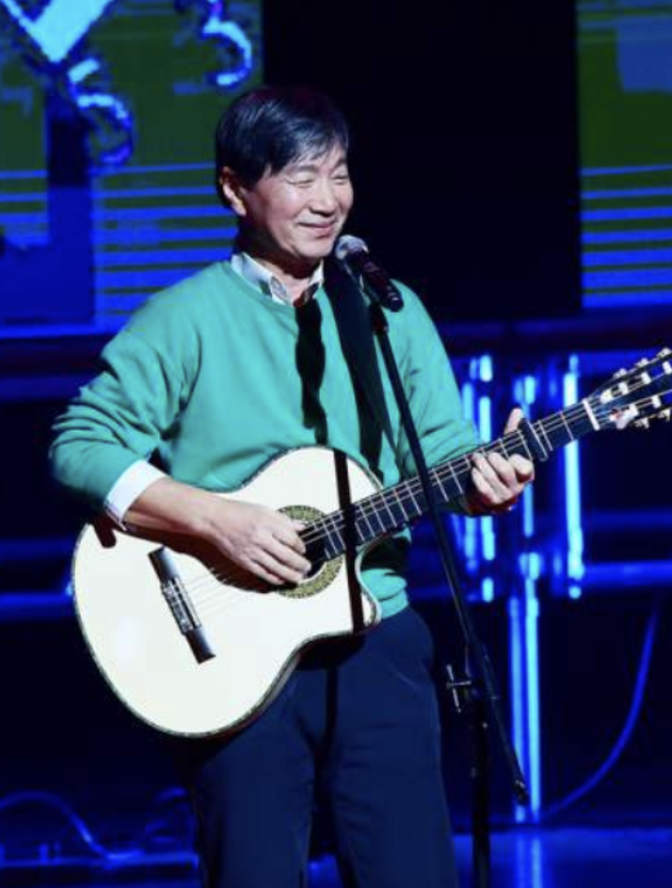 김세환 무대에서 노래하는 모습