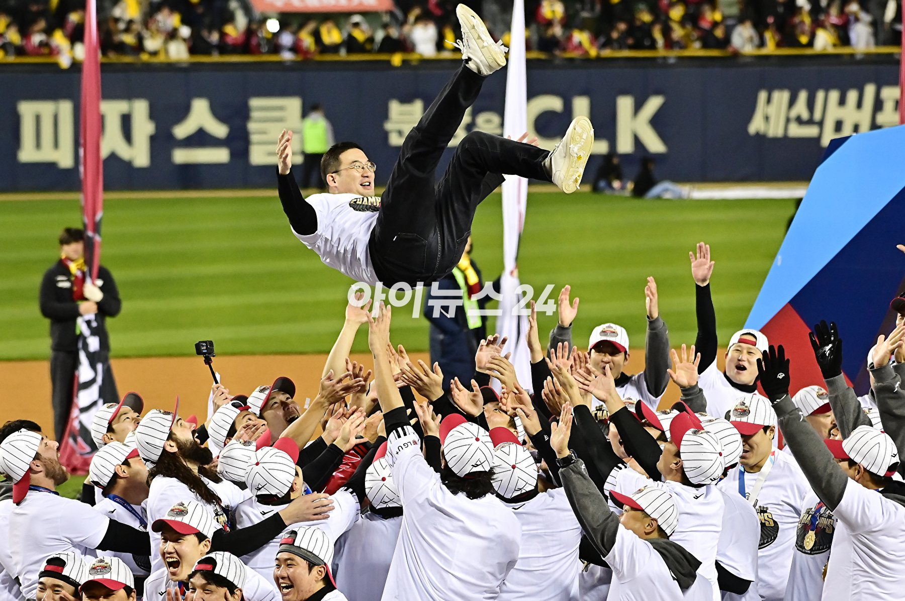 LG는 13일 잠실구장에서 벌어진 2023 신한은행 쏠 KBO KS 5차전에서 KT 위즈를 상대로 6-2로 승리를 거두고 29년 만에 한국시리즈 제패를 했다.구광모 LG그룹 회장이 선수단과 우승 트로피를 들어 올리고 있다. [사진=곽영래 기자]