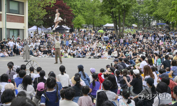 거리극 퍼포먼스를 준비 중인 배우들