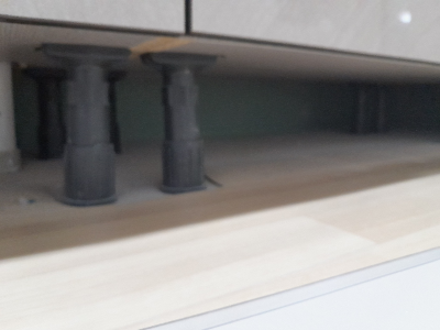 먼지가 많은 싱크대 바닥