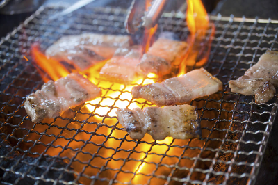 불판위에서 구워지고 있는 삼겹조각