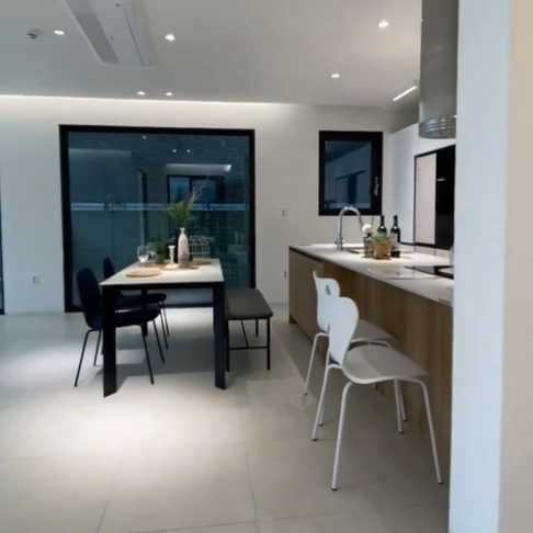 1층 주방으로 가족들과 편안함을 느끼면 맛나는 식사를 할수 잇는 공간입니다