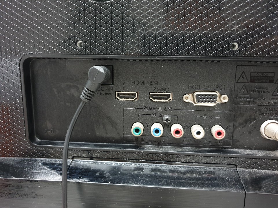 LG 모니터 후면의 HDMI 입력단자&amp;#44; RGB(PC) 입력단자&amp;#44; 컴포넌트 단자&amp;#44; 오디오 단자