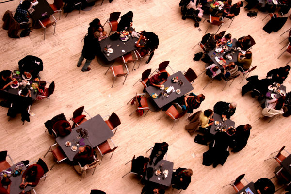 적당한 백색소음이 작용하는 실내공간