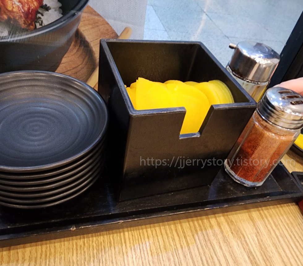 테이블마다 있는 단무지