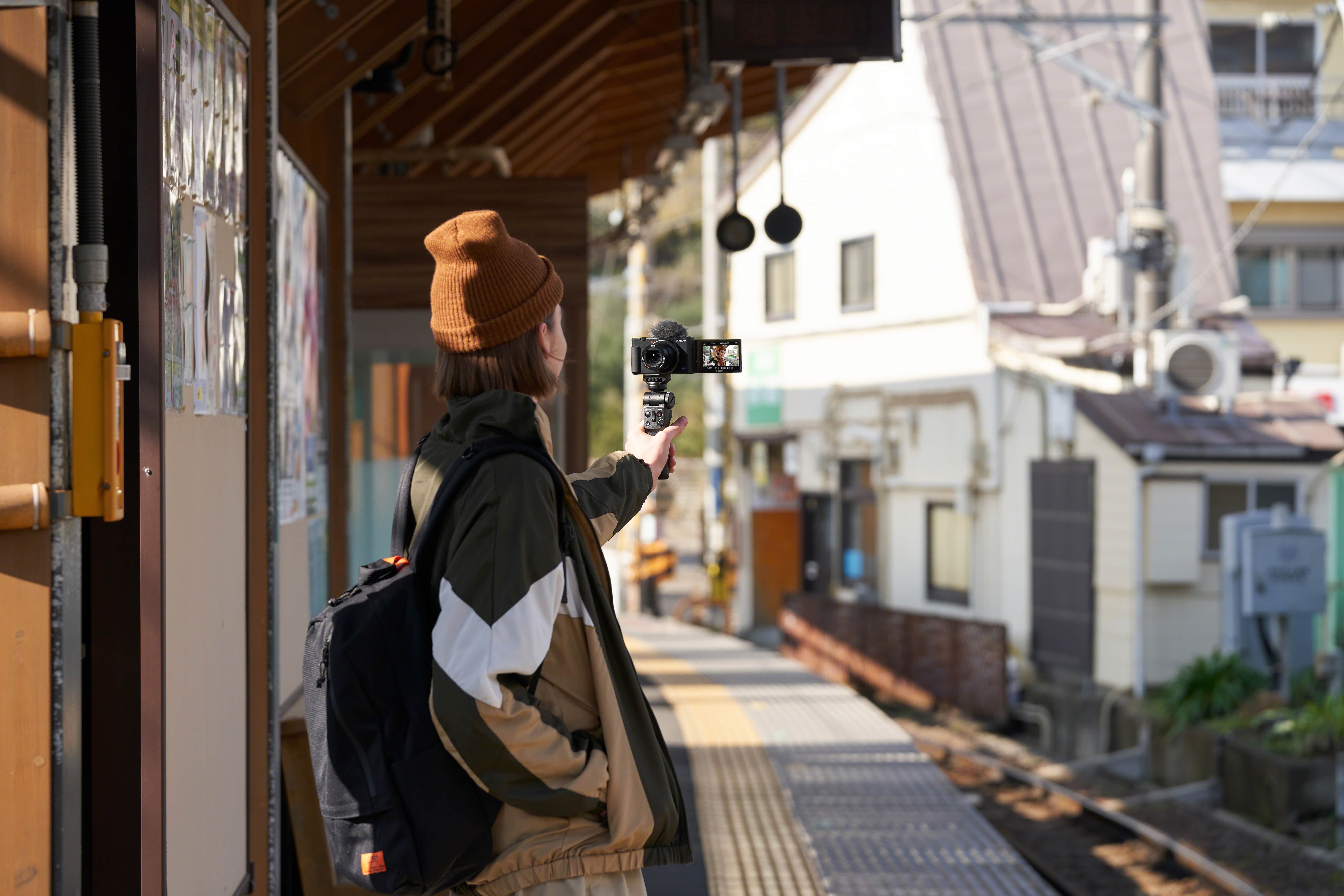 ZV-1으로 브이로그를 촬영하는 모습