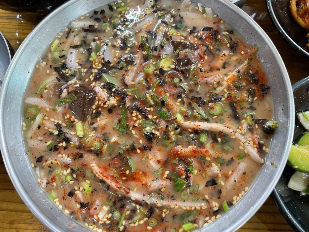 제주-공천포-식당-한치물회-모습