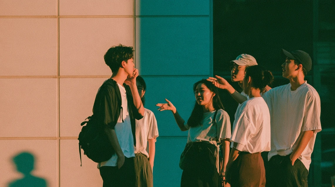 저녁 시간 식당 앞에서 인사를 나누는 동호회 회원들