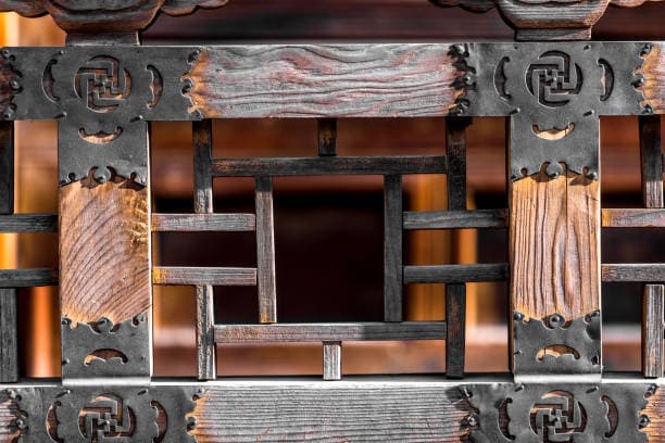 전통 건축 도구와 한옥의 정교한 기술