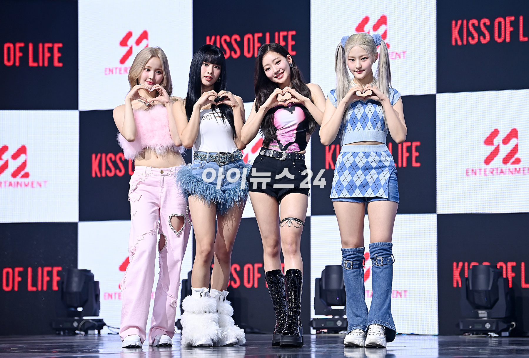 그룹 키스오브라이프가 5일 오후 서울 광진구 예스24 라이브홀에서 열린 첫 미니 앨범 'KISS OF LIFE' 쇼케이스에서 포토타임을 갖고 있다. [사진=곽영래 기자]