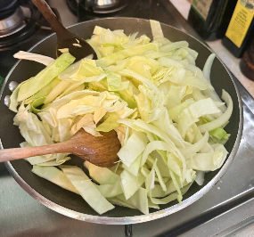 양배추 볶는 장면