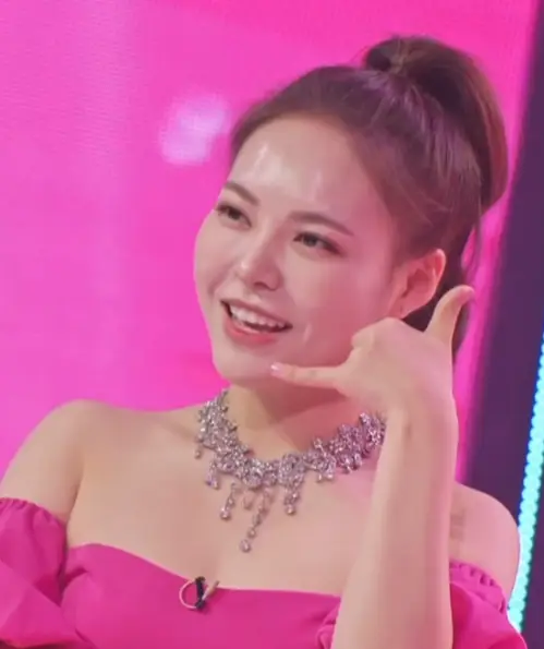 미스트롯3-머리를 뒤로 높이 묶고 웃고있는 미스김