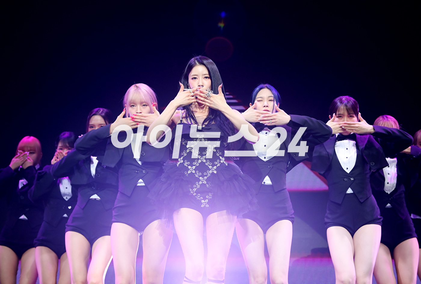 가수 미주가 17일 오후 서울 서교동 메세나폴리스에서 진행된 첫 번째 싱글 앨범 '무비 스타'(Movie Star) 솔로 데뷔 쇼케이스에 참석해 타이틀곡 '무비 스타' 무대를 선보이고 있다. [사진=정소희 기자]