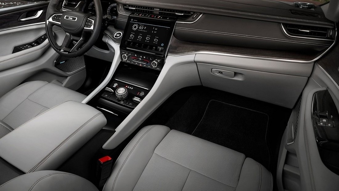 지프 그랜드 체로키 L 5세대 모델 1열 실내사진 출처 다음자동차