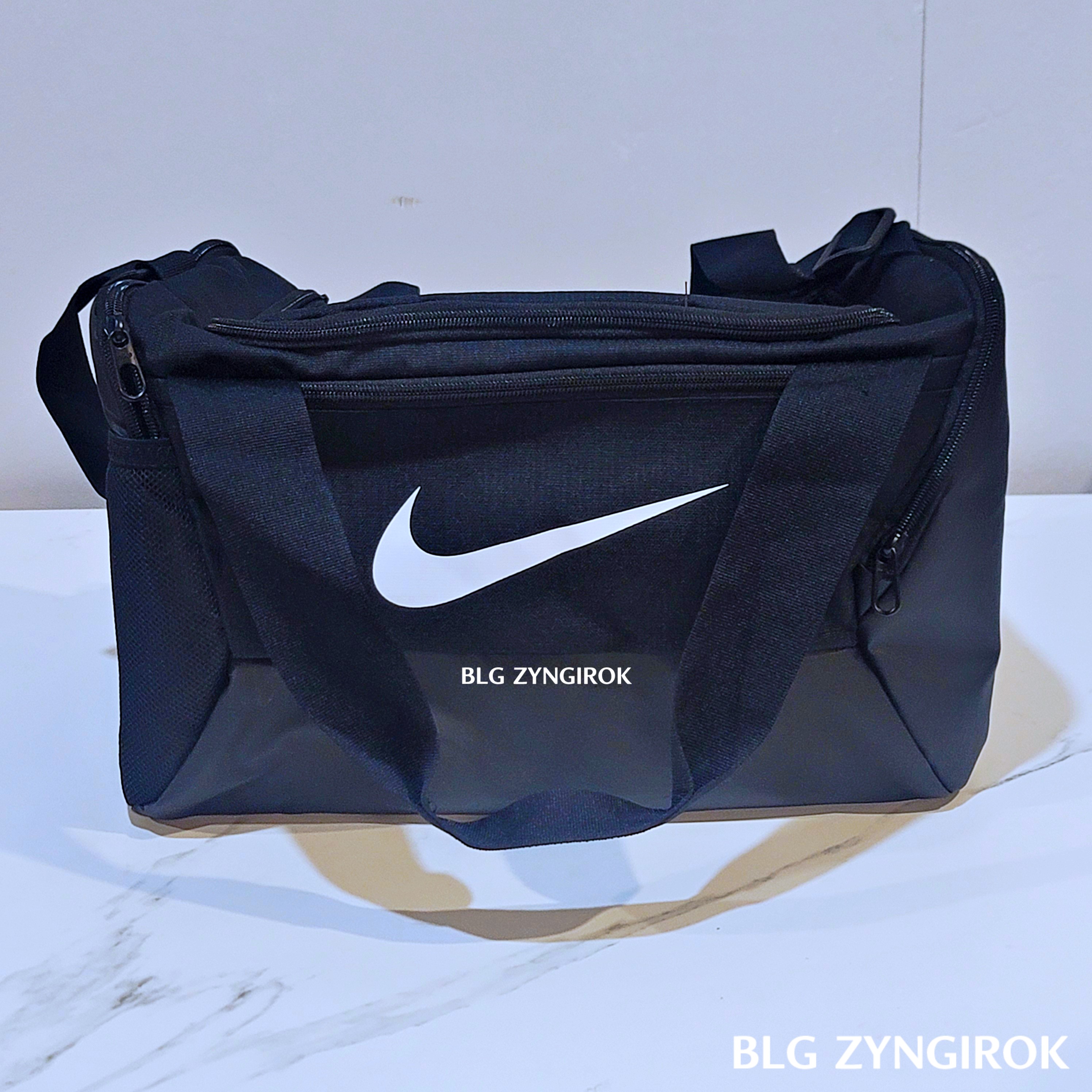 코스트코에서 구매한 나이키 스포츠 백이 테이블 위에 놓여있다.