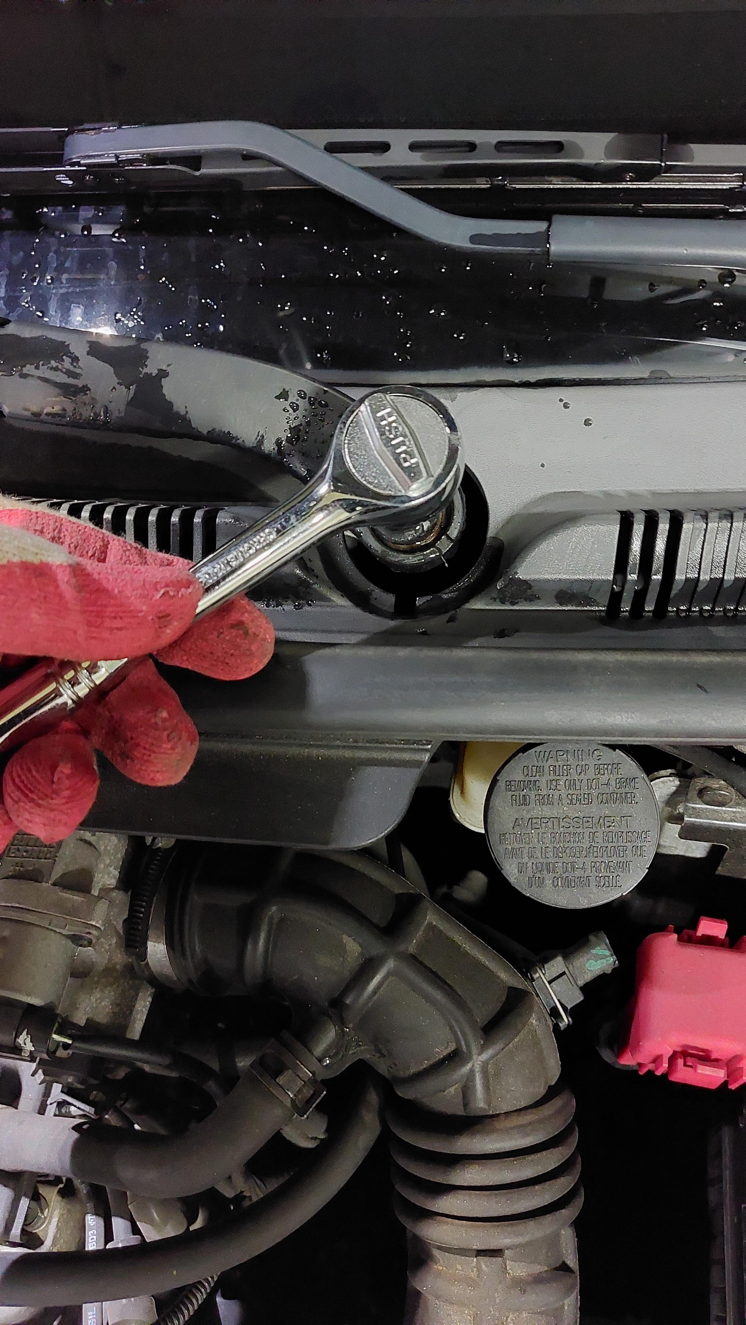 스파크 와이퍼암 너트 푸는중