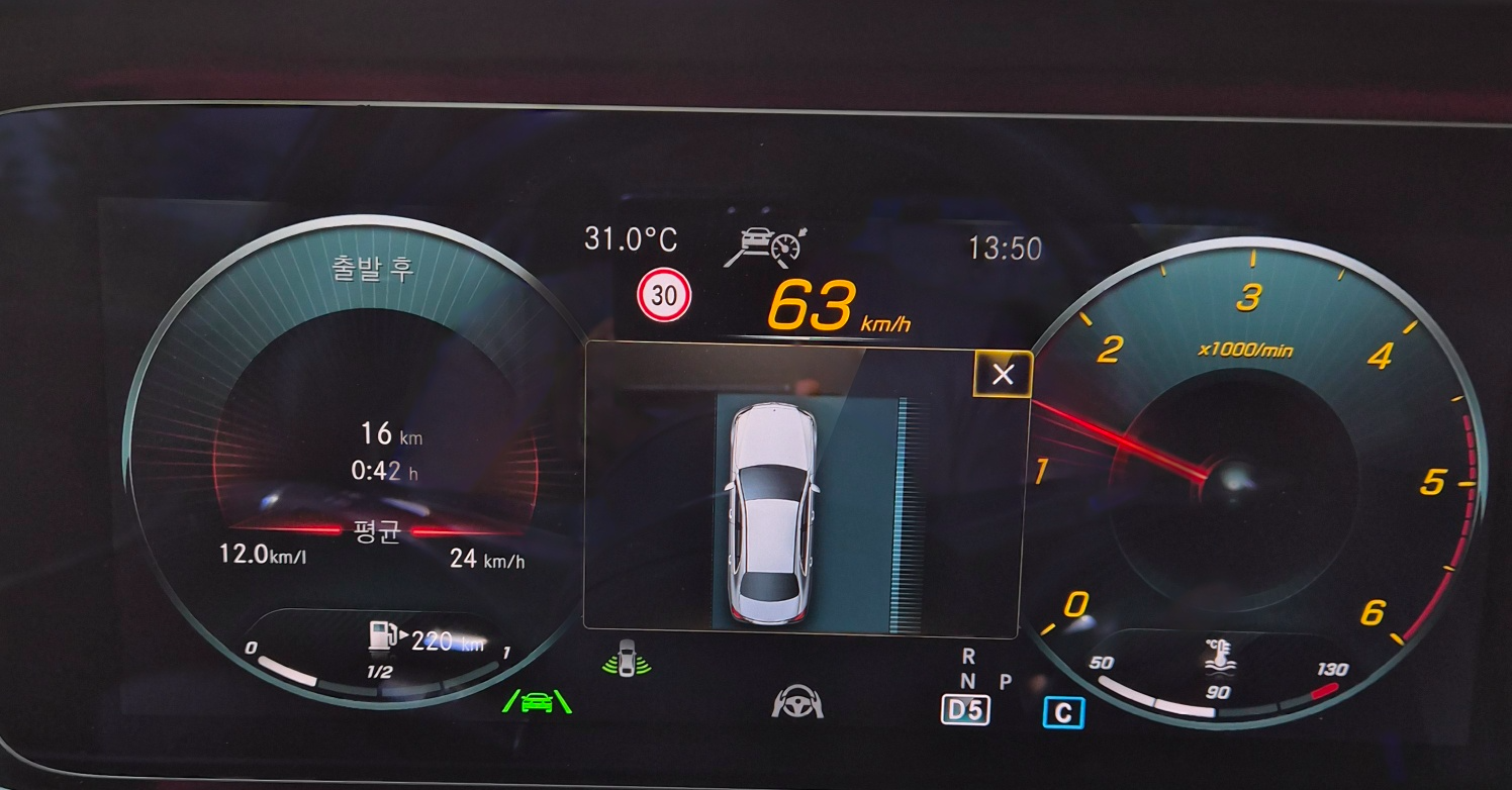 벤츠 계기판에 차간거리 확인 기능이 활성화된 화면. 앞차 아이콘과 거리 표시 눈금이 나타나고, 정지 상태에서 간격이 짧게 표시됨.