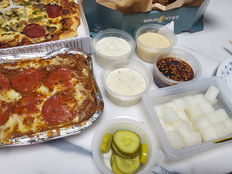 피자나라치킨공주 맵고마, 파인요거트, 리얼갈릭디핑, 샤워크림치즈 소스, 치킨무, 피클, 핫소스