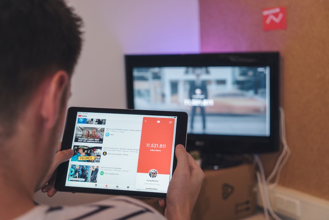 'YouTube'