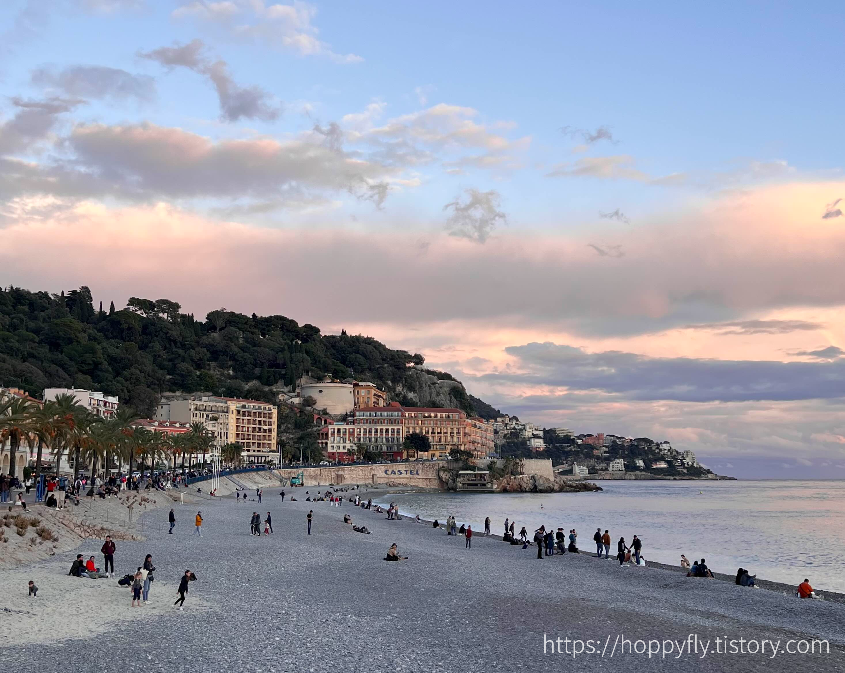 노을이 지는 시간대 시시각각 달라지는 니스 해안가 모습