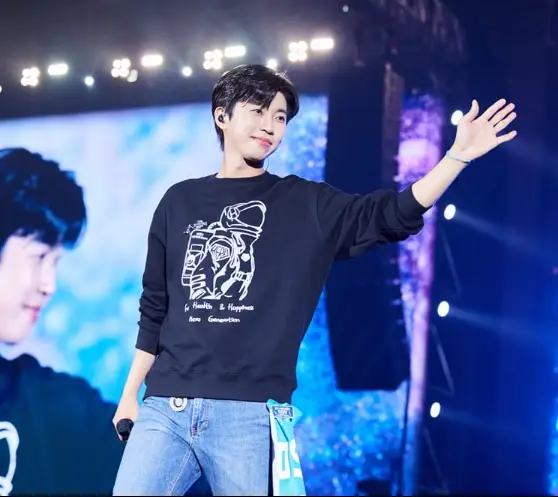 임영웅- 파란 티에 청바지를 입고 오른손을 관중을 향해 든 임영웅