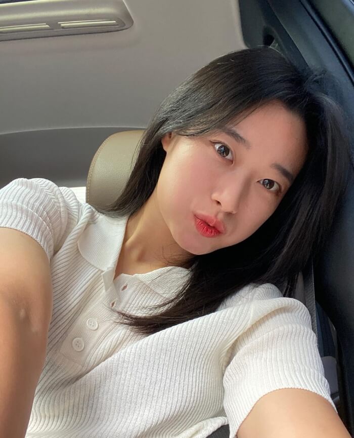 자동차안에앉아있는-긴머리여성의모습