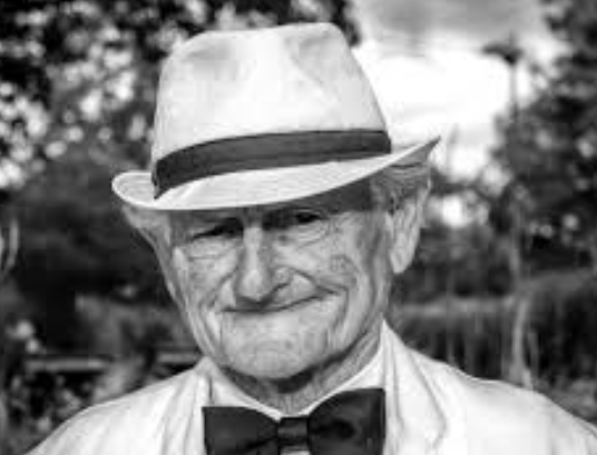 안락한 노후를 보내는 노인 사진