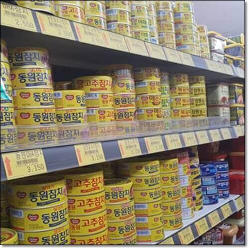 진열된 참치캔