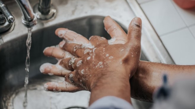 위생을-위한-손씻기-장면