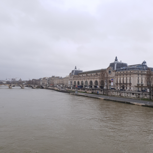 오르세 미술관 앞 센강에서