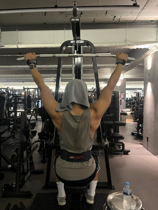 와이드 그립 랫풀다운 준비자세