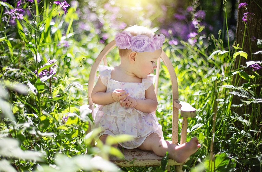 돌잔치를 하는 아기