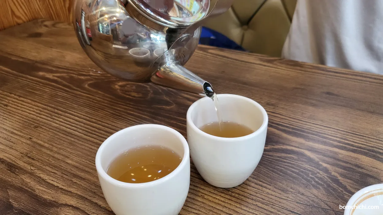 식전 육수를 따르고 있는 사진