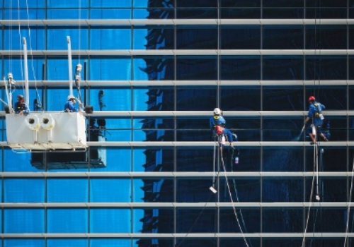 건물-매달려-근무-노동자